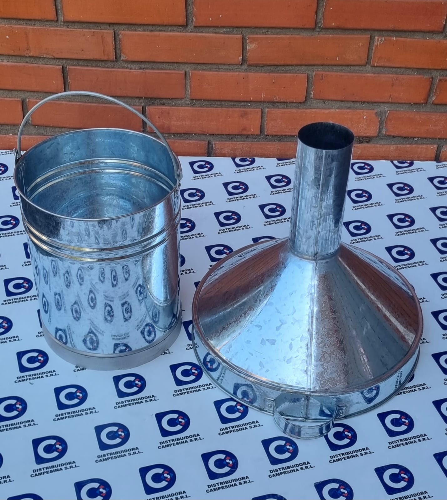 Balde y Embudo Metálico XL