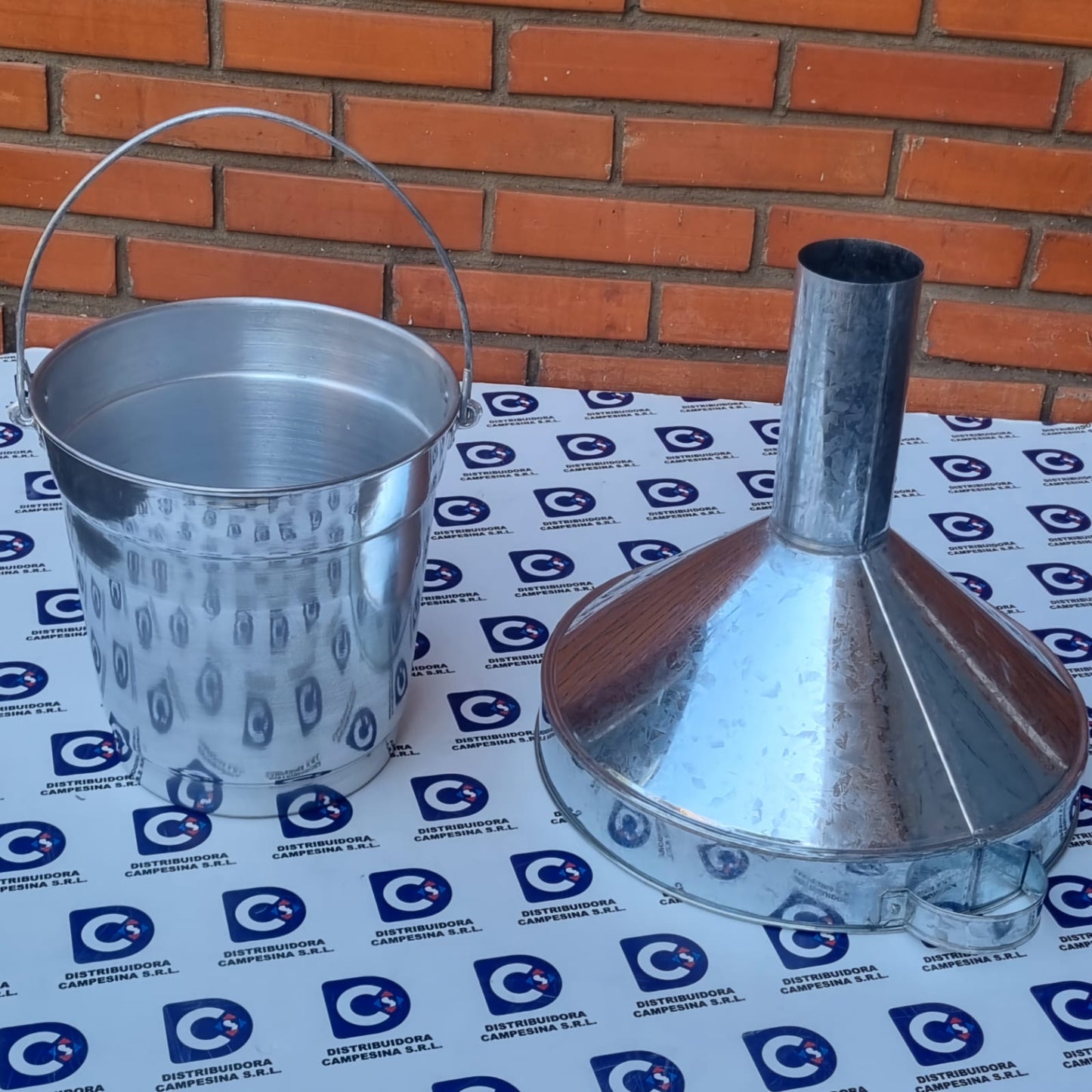 Balde de Aluminio y Embudo Metálico XL